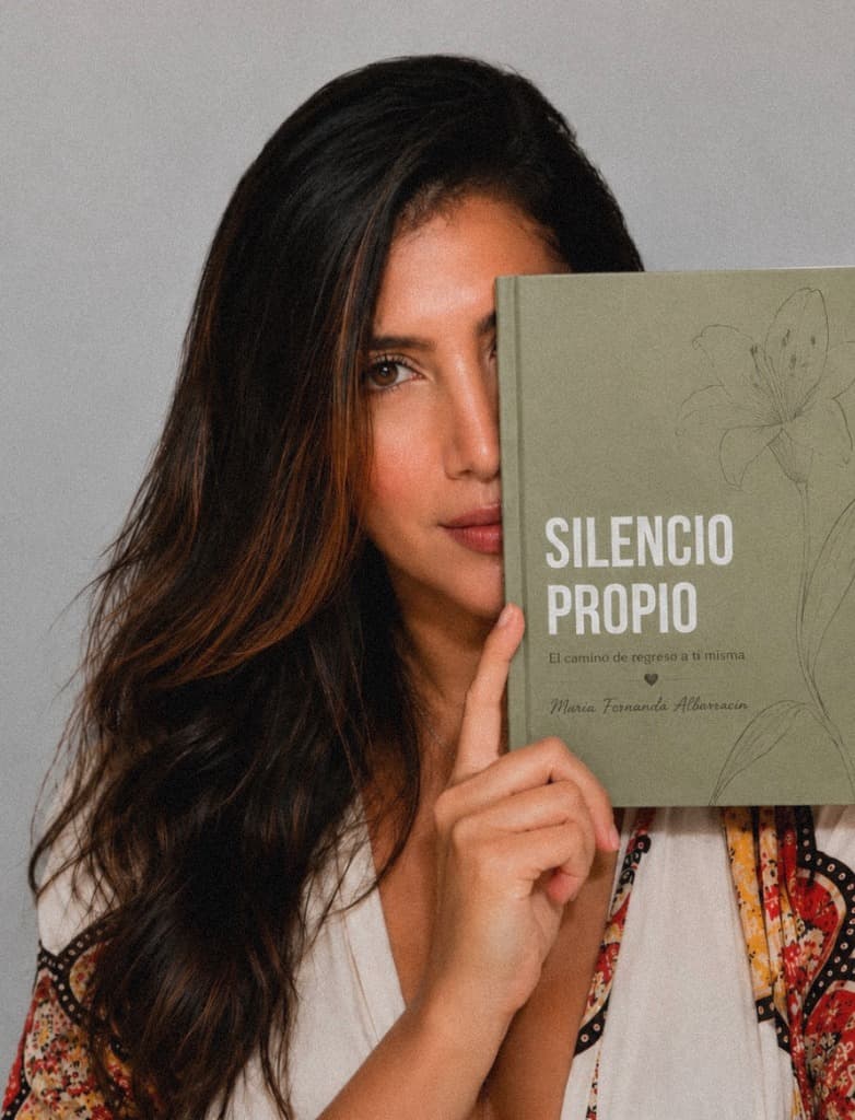 María Fernanda con su libro Silencio Propio